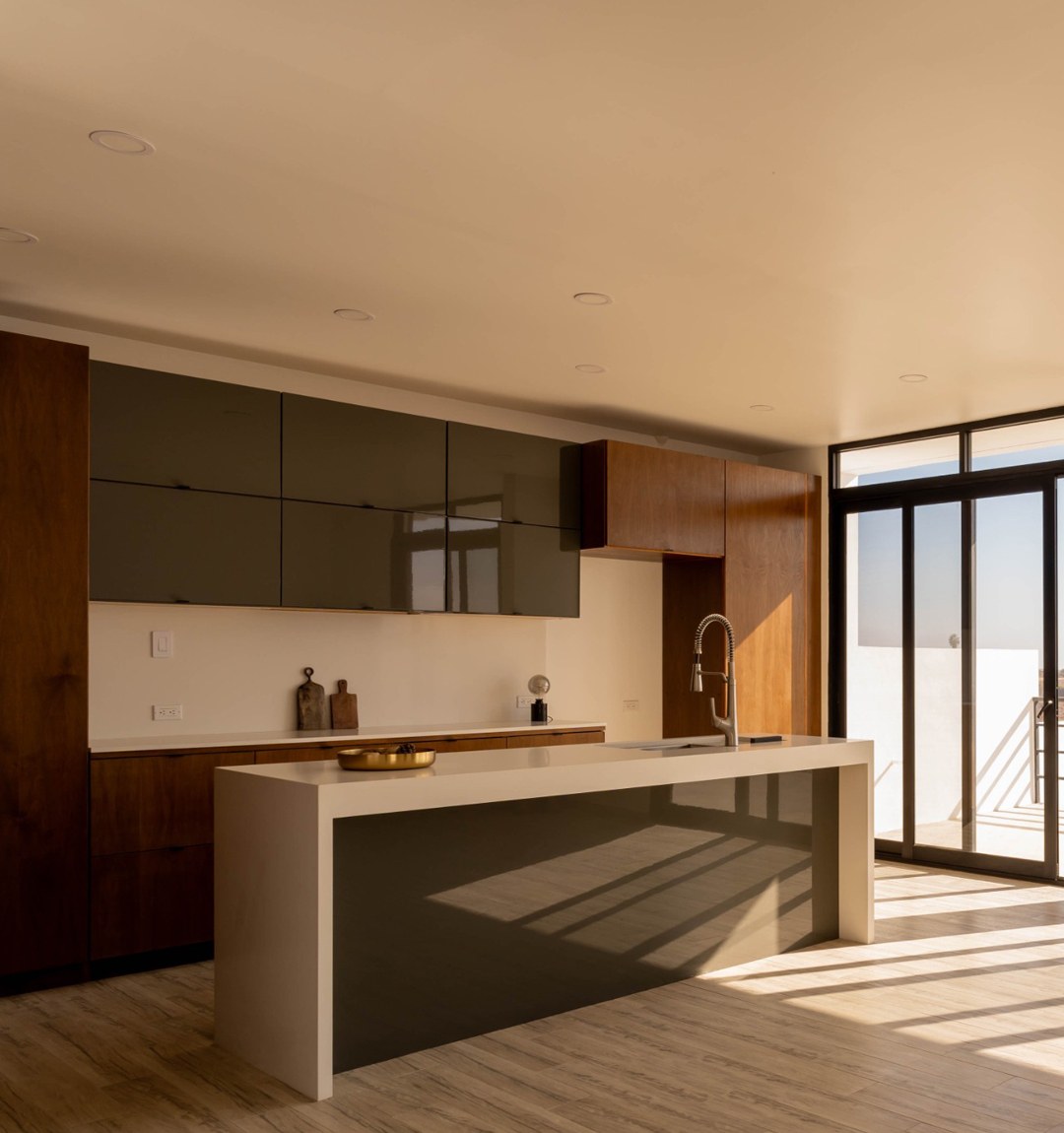 Cocina integral con carpintería de madera y isla central