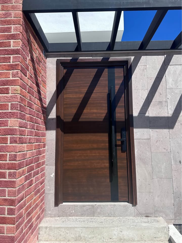 Acceso de madera y ladrillo