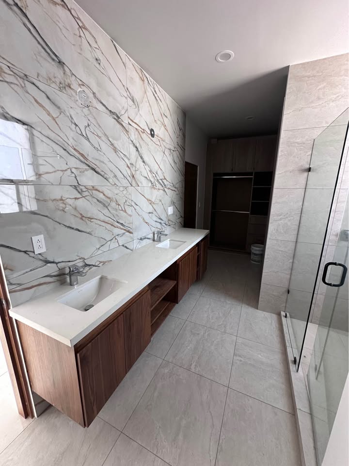 Baño con acabados de lujo