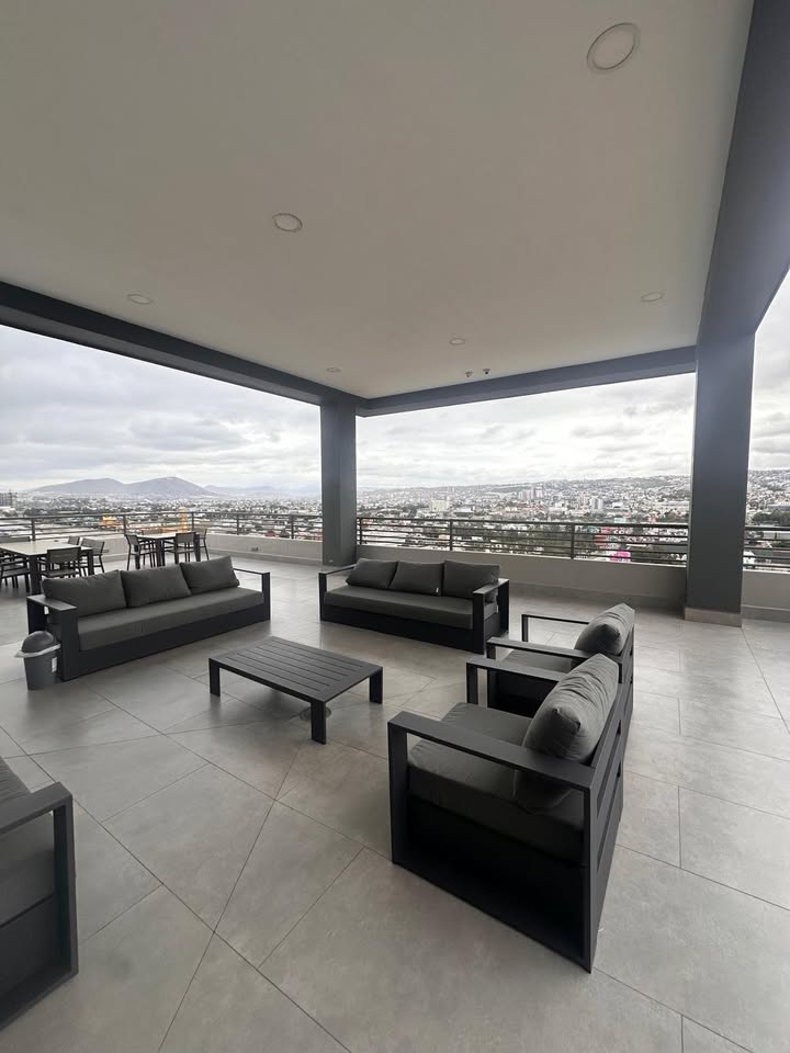 Roof garden con salas exteriores y vista panorámica de Tijuana