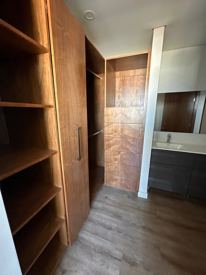 Vestidor de madera y baño con doble lavabo