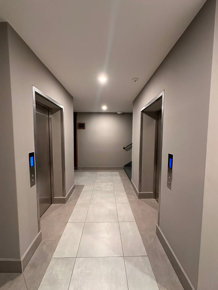 Vestíbulo con elevadores del edificio